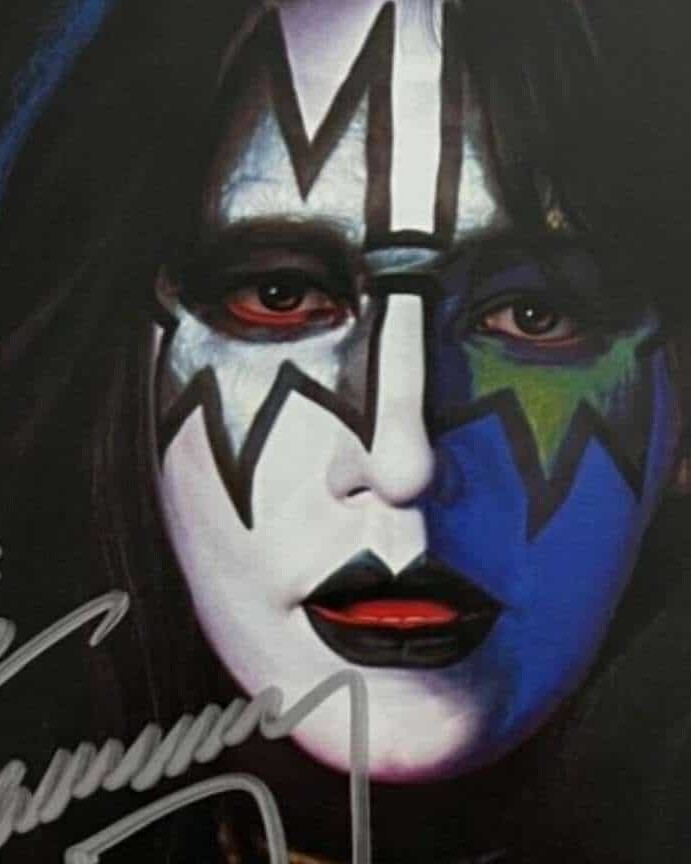 Morre Ace Frehley, guitarrista original e cofundador do Kiss, aos 74 anos
