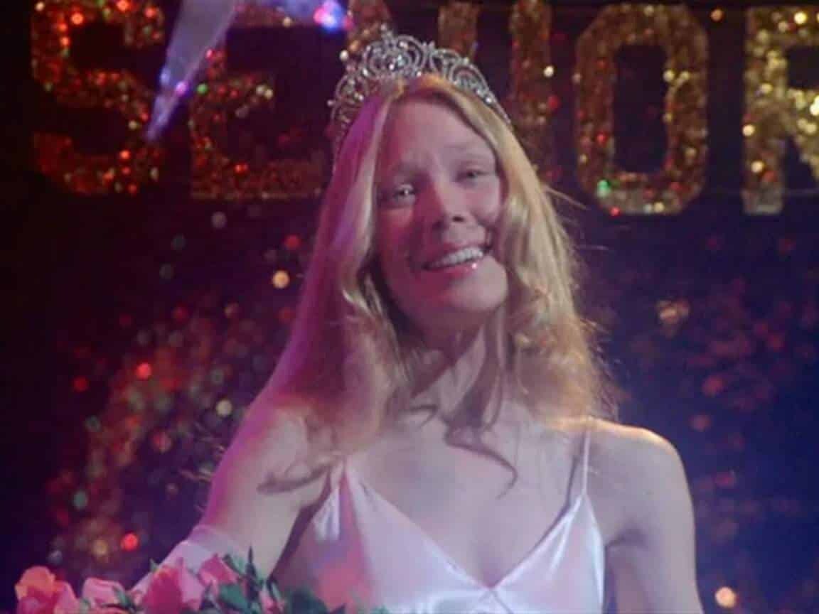 Mike Flanagan encerra filmagens da série 'Carrie' e rasga elogios: 'Um dos meus projetos favoritos'