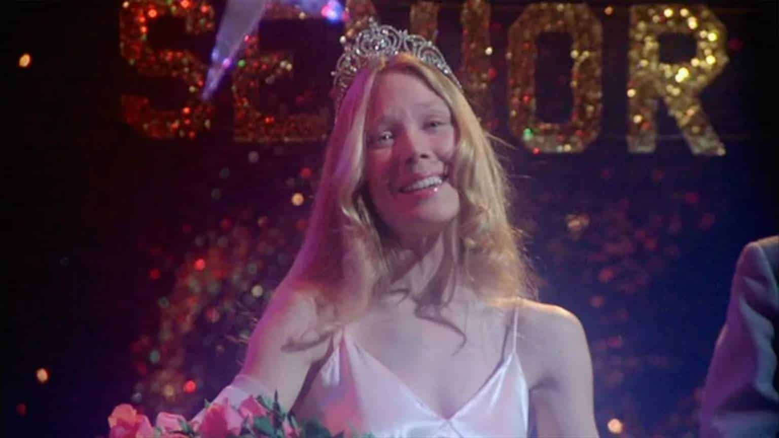 Mike Flanagan encerra filmagens da série 'Carrie' e rasga elogios: 'Um dos meus projetos favoritos'