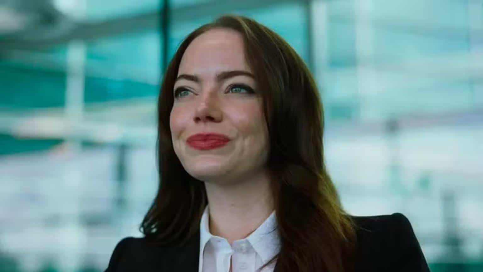 Emma Stone gera debate sobre plástica após aparição em Paris