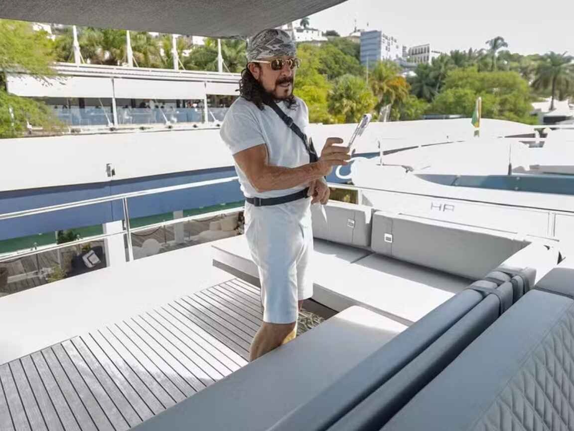 Bell Marques visita Boat Show e exibe lancha de R$ 20 milhões: 'Encantado'