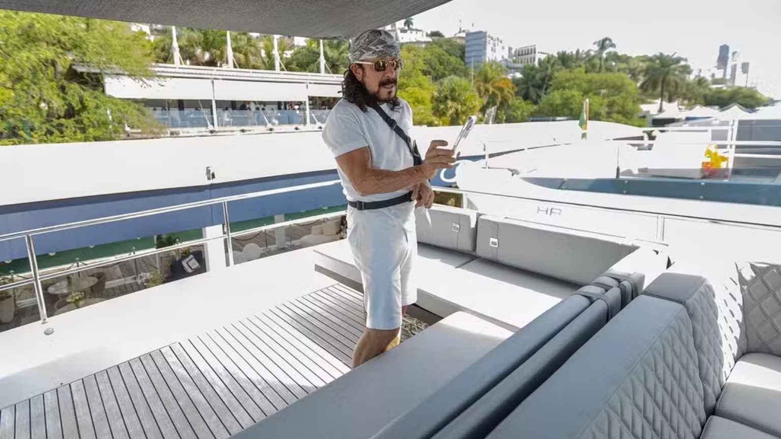 Bell Marques visita Boat Show e exibe lancha de R$ 20 milhões: 'Encantado'