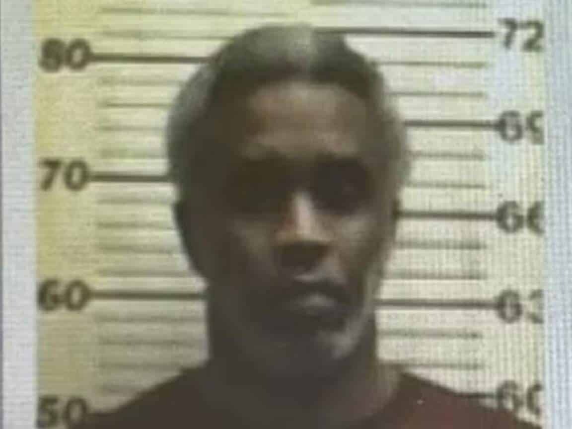 Sean 'Diddy' Combs surge grisalho e abatido em primeira foto na prisão