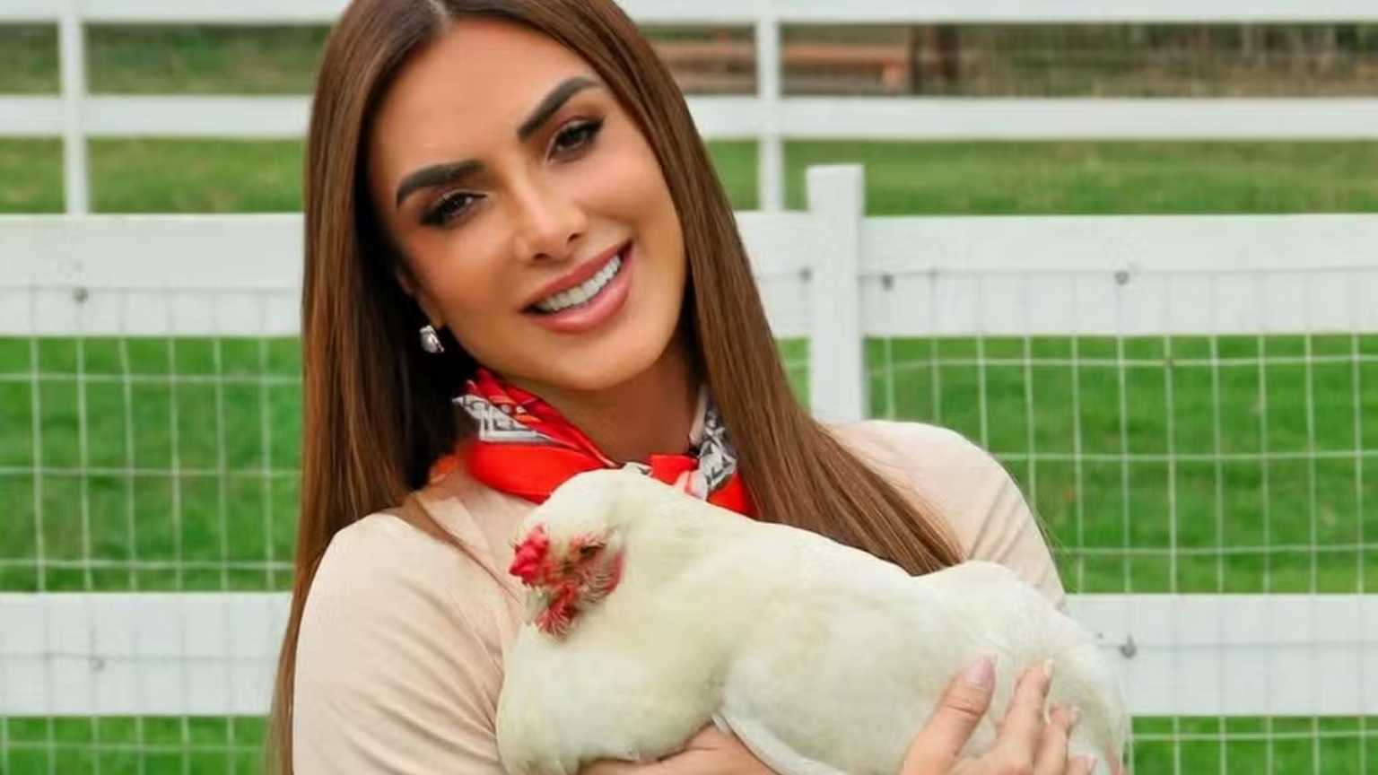 Nicole Bahls revela que vive de 'venda de ovos' e gasta R$ 15 mil por mês com animais