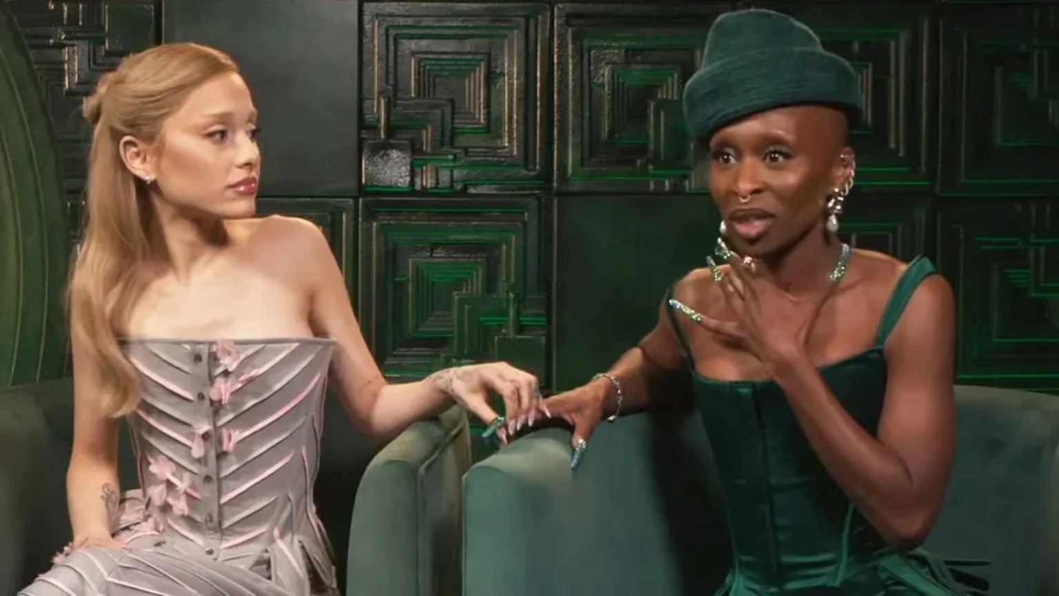 O mistério de Wicked: por que Ariana Grande e Cynthia Erivo surtaram com helicóptero?
